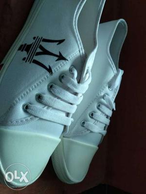 White canvas shoes not used 7no. sized new shoes h