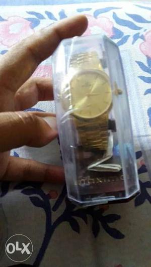 I want to sell my 2 maxima golden watch brand new