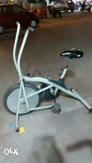 Exercise cycle at low price available at Prem