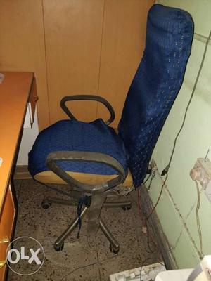 One Office boss chair. About 2.5 year old. Clean.