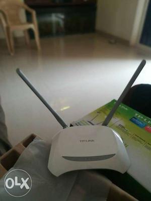 White TP-Link Wifi Router