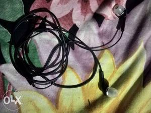 1 month old earphone awsm condition with extra