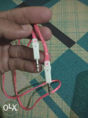 Phone nu speaker nal connected krn wali cable hai