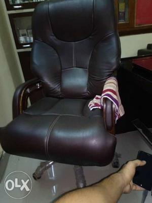 2 Boss Chair 6.5k per pcs with new condition