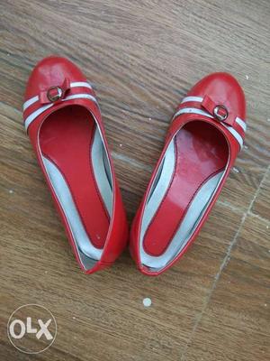 Girls branded red cut shoe