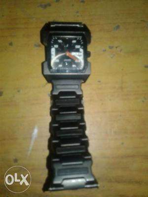 I want to sell this watch which is in good