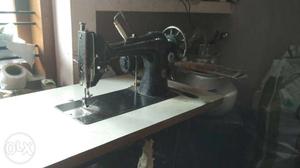 Merrit sewing mechine, good condition with