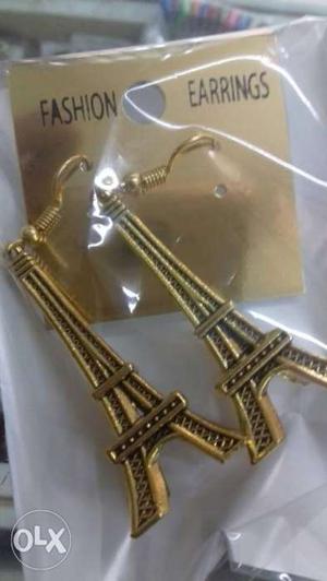 Neww pair of metal earrings