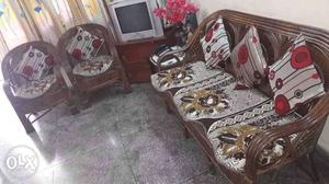 Sofa set 3+2 sitting with table in good condition
