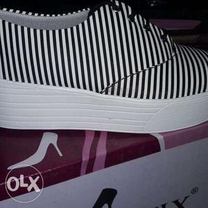 Unpaired White And Black Striped Wedge Shoe With Box