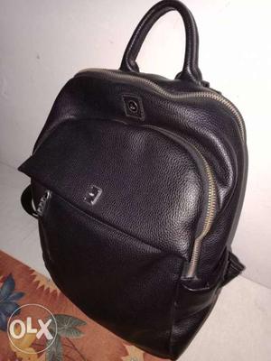 A black bag in very new condition 1 month used