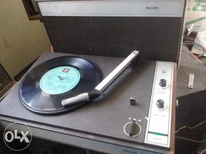 Recordplayer & Turntable. philips with speaker