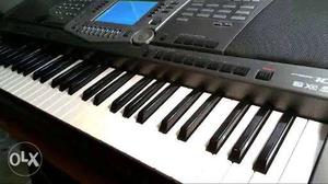 Black Yamaha PsrElectronic Keyboard