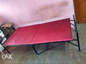 Iron folding cot in very good condition