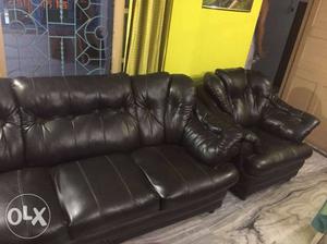 This is a piu leather 5 seater lounge sofa...