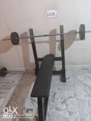 Farhan bench press and 100 kg weight.