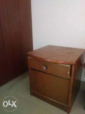 2 bed side tables