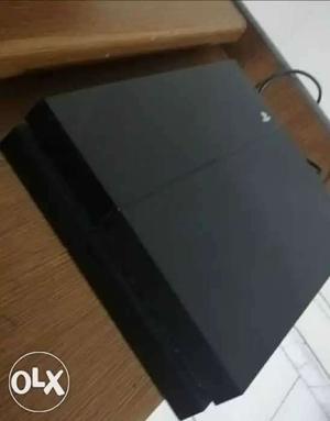 500gb ps4 with 1 game case and joystick and