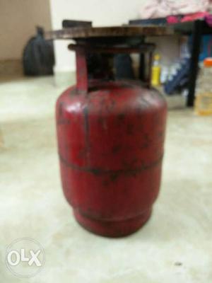5Kg gas cylinder with stove. Rs 500 price