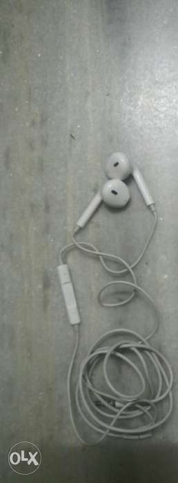 Apple earphones in excellent condition without