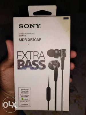 Black Sony MDR-XB70AP Earphones Box