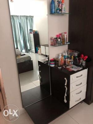 Dressing unit with mirror