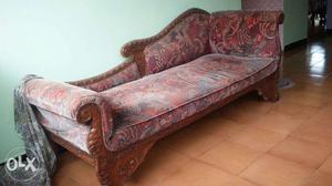 Sofa of premium velvet and teak wood