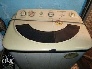 Washing machine in working condition full