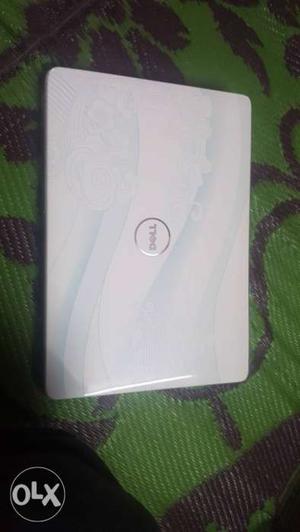 White Dell Lapopt