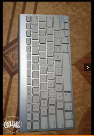 Apple keyboard in working condition