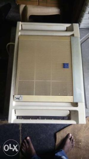 Good running condition window ac 1.5 ton hitechi