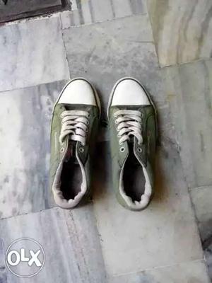 2 pair men's original Reebok shoes n 1 pair women