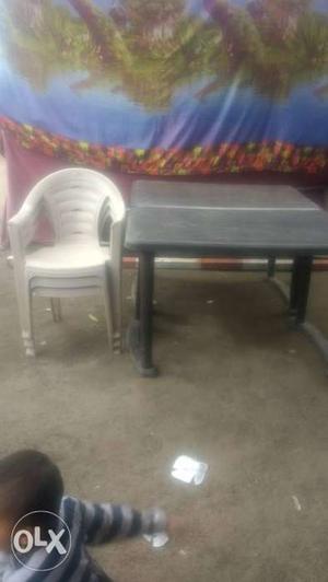 Brown plastic Table and 4 creme chairs