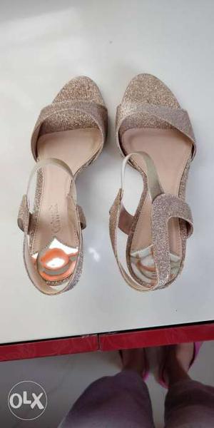 Golden sandals. brand- catwalk size-40