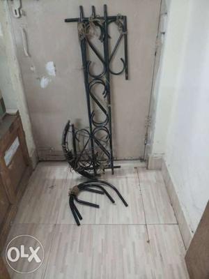 Metal corner stand 5 feet tall in good condition,