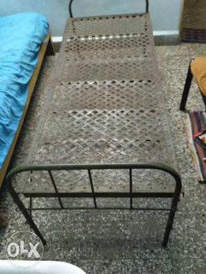 Metal cot, negotiable 1 year used