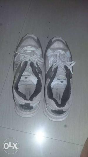 Oxygen running shoes, for both men and women.Size 6