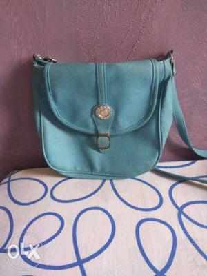Blue side/sling bag with 3 compartments