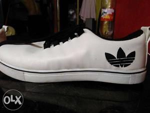 Unpaired White Adidas Leather Low-top Sneaker