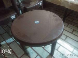 4 chairs 1 table New condition Jisko lena h contact kre