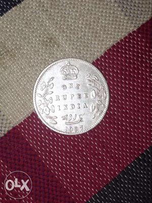 Round  Silver-colored One Rupee India Coin Coin