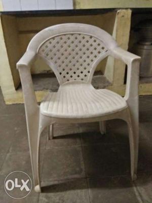 Set of 2, plastic chair in good condition