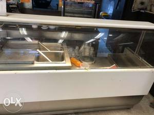 DISPLAY COUNTER, perfect condition, With 4 dishes