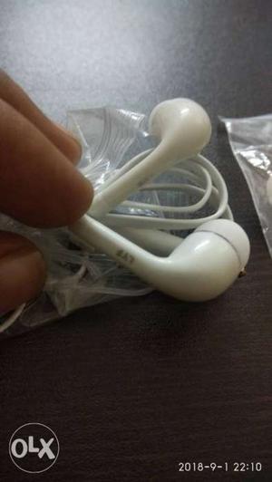 Lyf earphones white colour with extra earbuds in