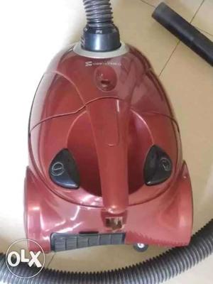 Red And Black excellent condition Vacuum Cleaner for sell