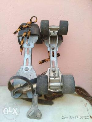 Roller SKIT (STEEL body, LEATHER laise),RUST free,INTACT,NEW