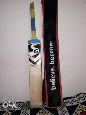 This English willow cricket bat is new bat. varry