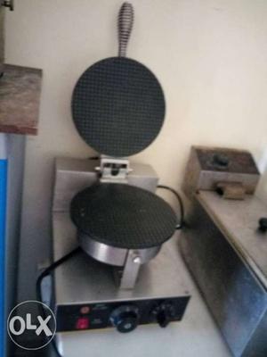 Waffle cone machine with electronic fryer and
