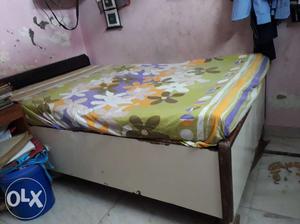4yrs wooden single bed with matress