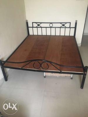 5*6 cast iron bed in good condition